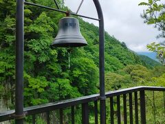 急な階段をいっぱい登ると楯岩展望台のてっぺんに縁結びの鐘
見晴らしは最高です。
ライン下りの舟が吊り橋の下に小さく見えました。