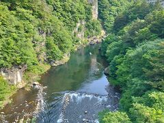 上流側、楯岩が見え、反対側に鬼怒川ロイヤルホテル。