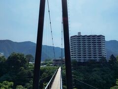 熊に会いたく無いので、滝は早々に退散し、また橋を渡って戻ります。