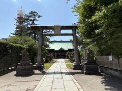 八坂神社　鳥居

八坂神社は直江津の鎮守社です

鳥居には「生魚商人中」とあります　　謎？