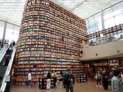 ピョルマダン（星の庭）図書館。
吹き抜けの開放的な空間に、沢山の本がそびえます。
但し本を手にとるのが大変そう。