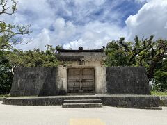 世界遺産「園比屋敷御獄石門」