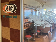 朝が早かったので、まずは朝食。
「A&W那覇空港店」で。