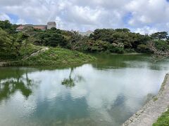 「龍潭池」の横を通って、