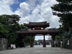 15分以上歩いて首里城公園に到着。
「守礼門」