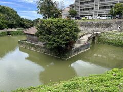 守礼門と反対に行った方が帰りの近道っぽかったので、首里城を出て右手の道へ。龍潭池の裏側を通ります。
「弁財天堂」