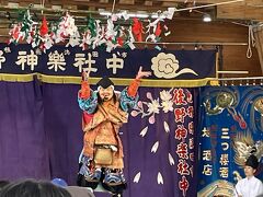 午後からは仁摩町にある「仁摩サンドミュージアム」へ向かいます。

途中、道の駅「ごせい仁摩」に立ち寄ると、石見神楽をしていました。
ちょうど恵比須様が出てくる場面。舞台からお菓子をふるまっていて縁起がいい☆
