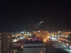 ホテルからは函館山がバッチリ見えます。
展望台営業時間終了後の、函館山の様子です。
ロープウェイの通路のみ照らされていました。

時間で変化する、山の様子を紹介します。