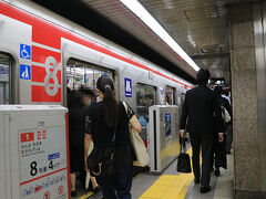 ギュウギュウの列車に押し込まれること10分少し、本町駅で降車。

ちなみに御堂筋線は進行方向前側(先述の改札口を入ったら右手のエスカレーターではなく左手側の階段を登った方)が乗り換えに近くて便利です。