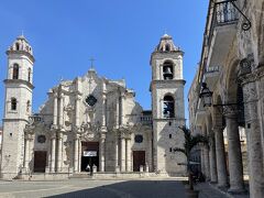 ハバナ大聖堂 まで来た。

手前がカテドラル広場