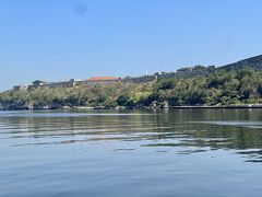 オールドハバナの東端はハバナ湾。
この辺りは細い水路になっていて、湾の向こうにはカバーニャ要塞が見える。