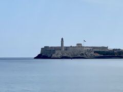 海岸に来てみた。向かいにモロ要塞が見える。