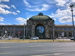ニュルンベルクはライブで半日滞在するだけなので、あまり調べずに来たが、世界遺産の街なのね。駅からすでに予感が。