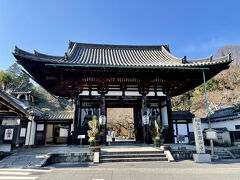 駅から徒歩10分ほどで石山寺の東大門に到着。意外と近かった！東大門は見事な入母屋造の門で重要文化財に登録されています。両脇には仁王像が祀られていました。