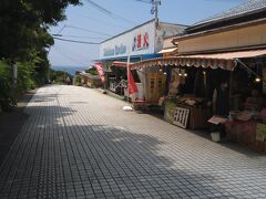 三段壁の無料駐車場に車を止めて、売店を横目に三段壁に向かいます。