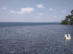 ホテルシーモアの足湯です。海を眺めながらゆっくりできます。パンやさんがあるので、利用するお客さんは、入ってよいのかと思い、入りました。足を拭くタオルも置いてくれてます