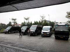 2024年2月26日。
kkdayでハロン湾4時間クルーズ（プライベートツアー）を申し込みました。
ツアー催行はJvta Tourismという会社で、日本人向けに特化した旅行代理店のようです。
大人4名、子ども1名で67,000円でした（2歳の息子は無料）。
DCar Limousineという車種で、フカフカした乗り心地の良いシートでした。