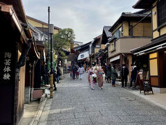 三年坂から祇園方面に歩きます。石畳と町家の街並みがまさに京都って感じですよね！