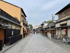 僕は京都出身ですし、妻も京都に8年ほど単身赴任していたので祇園から烏丸までの四条エリアは庭のようなものです。四条河原町でちょっと買い物をしてから帰ります。途中の花見小路。もうちょっと遅い時間の方が写真的にはきれいなのですが、この石畳の道が大好きです。