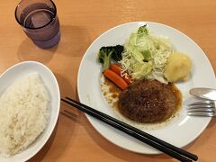 カフェクルーズ
地下にあるレストランが空いていてオススメです。