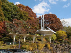 上の画像は、2023年10月に撮影した立石公園の時計塔です。
時計塔から線路は見えなかったけれど、
電車の中からだと、意外と近くに見えることにビックリしました。

ちなみに、立石公園へ行った時の旅行記は下記2件： 
茅野2023(2)「低過庵」https://4travel.jp/travelogue/11898869）
松本城2024(4)立石公園 https://4travel.jp/travelogue/11961690

こうして、10時37分、松本駅に到着。
駅の観光案内所で情報収集した後は、
少し早めの昼食をとるため、駅ビル MIDORI 4階へ。

4階と言っても、観光案内所は3階だったらしく、
エスカレーターでひとつ上がったら、そこが4階。
あまりにあっさり到着したので、
本当に4階かとキョロキョロしてしまいました。