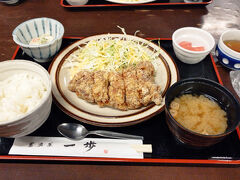 お昼は「山賊焼き」を食べようと決めていました。
去年12月、松本で初めて食べて大好きになりました。
上の画像は、その時、食べた居酒屋 一歩の「松本山賊焼ハーフ定食」（1,000円）。
オリジナルの味噌だれに漬け込んだお肉が美味しかった (^O^)