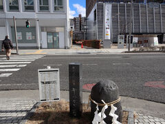 ぱっと目をひく「牛つなぎ石」。
何やら霊験あらたかなものを感じます。
あとで調べたら、これは「道祖神」なのだそうです。