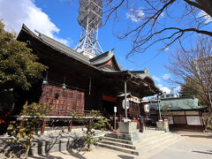 善光寺街道を抜け、四柱神社にやって来ました。
ここを抜けた先に、今夜の宿があります。