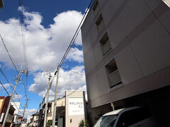 今夜の宿「サザンクロスイン松本」に到着。
時刻は、お昼12時25分。
チェックイン時間前なので、荷物を預かってもらいました。
ああ、身軽 (°▽、°)ノ
さあ、観光に出発だ！