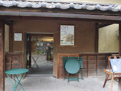 その前には、モンブラン朱雀で有名な”えんとつ”
営業時間は、11時～15時
受付は10時半から開始ですが、月曜日ということもあり一組しかいません

我々は11時半から隣の信州中野駅でランチの予約をしているので、残念ながら今回はパス

前回こちらを訪れて朱雀を頂いた旅行記はこちら
https://4travel.jp/travelogue/11793122