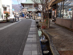 水路の先に「源智の井戸」が見えてきました。