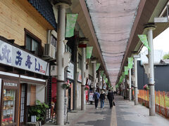 権堂駅で下車
ここから善行寺に行ってみることにしました

権堂の駅を上がったところから善光寺参道までつながる権堂商店街
残念ながらシャッター商店街に近い雰囲気