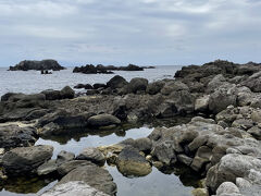 坂道を上り、自転車に乗って、憩の家の駐輪場に自転車を止めて足付温泉へ。13:40。湯壺らしき磯だまりが３か所くらいありましたが、どれも温度が低かったです。