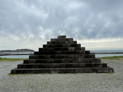 ゲストハウスイケタにチェックインしてから間々下海岸まで徒歩で向かう。新島にはコーガ石の建造物があちこちにあってとても楽しいです。本村前浜海岸にて。