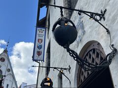 中世の衣装に身を包んだスタッフがおもてなしするレストラン。