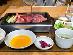 まずは、福岡空港のカードラウンジで、ビール1杯
飛行機が怖いので、必ず飲みます。
朝から何も食べてななく、飛行機乗るまで時間があるので
プライオリティパスにて、焼きすきやんまへ・・・
肉うまーーーやわらかいし、卵の愛称も最高・・・
これが、無料で食べれるなんて最高です。
あまりの美味しさに、帰りもしっかりたべました。