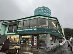 かにやには16時半に予約をしていて、高足ガニは茹でるのに時間がかかるので到着の30分前に一度電話を入れて下さいと言われていましたが、雨も強くなりそうなので15時半頃に直接来ました。