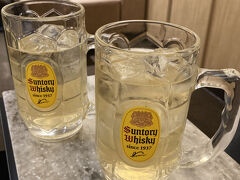 ラウンジに移動してきました。
時間はたっぷりありますのでガソリン投入開始！
同行者とまずは２回目のカンパーイ！！
