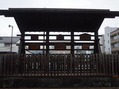 城下町の中心には高札場があり、様々なお触れが掲示されていました。ここは萩往還と石州街道が御成道に合流する交通の要所です。
磔/獄門の刑が確定した者を最大３日間衆目に晒す場でもありました。