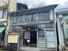 「逓信資料館」明治8年開局の郵便局です。ペンキの色合いもかわいい！