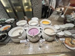 昨日、気に入ったお粥
右の4種類は味がついてないそうです。
今日の担当の方は英語が通じて、いろいろ教えてくれました。
左下の豚のお粥を勧めてくれたので食べてみましたが、私はシーフードの方が好きです。