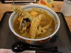 ぴよりんを食べた後に昼ごはんへ

前は注文方法を間違えてカレーうどんを食べたので、カレーきしめんリベンジしに若鯱家に再訪

今回はしっかりカレーきしめんを注文

天ぷらものせちゃいました＼^^／

カレーが濃厚で本当に美味しいお店です！