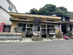 こちらがその湯治で使われていた「元湯温泉」。
現在も〝湯治〟という言葉の意味を大切にされていて、旅行誌や旅番組の取材などはすべてお断りされているんだそうです。

また、決して無限にあるわけではない温泉資源を大切に、ポンプで吸い上げるとかパイプで誘導するとかせず、源泉から流れてくるお湯のみを使用するなど、温泉や環境をしっかり守って後世に伝えていこうとされている姿に感銘を受けました。

帰宅後こちらのホームページを見てみると、
「泉薬湯温泉津温泉元湯は湯治・保養の温泉である。
湯治・保養の温泉の役割は、恵まれた泉質を変質させず、次世代に伝えることである」と記載がありました。

