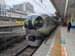 隠れ鉄道ファンとしては、一度乗りたかったLaviewです。西部池袋駅の一番はずれの特急専用ホームから出発します。ヘッドの形状は好き嫌いのあるところかな。