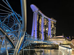 ヘリックス・ブリッジを渡ってマリーナベイサンズへ。

この角度から見るマリーナベイサンズもいいなあ。