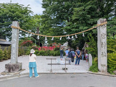 河岸段丘上の通りを進み、いくつか銀行を過ぎたあたりで段丘を下りると、こんもりした杜が見えました。きっとあそこだ！　と進むとありました、秩父今宮神社です。