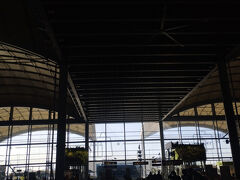 アリカンテ＝エルチェ・ミゲル・エルナンデス空港
ガラス張りの綺麗な空港です
空港名称の「ミゲル・エルナンデス」はスペインの詩人・劇作家