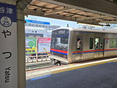 京成電車で京成千葉駅から谷津駅まで各駅でゆっくり20分で到着です