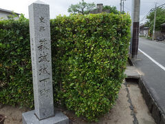 御客屋跡の斜め向かいには、萩城城下町の石碑が。御成道の左側部分の区画が、世界遺産に指定されています。
では左折して、江戸屋横町へ入ります。御成道に棚を構えた豪商江戸屋に由来します。