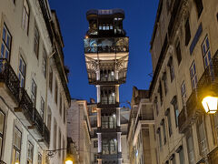 ライトアップされたサンタジュスタのエレベーター。なんとなくSF映画っぽい。こちらは23時までやっているようです。